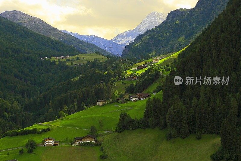 Timmelsjoch - Rombo pass -山口之间的奥兹塔尔阿尔卑斯山在奥地利，和Dolomites在意大利-阿尔卑斯山景观在奥地利奥兹塔尔泰罗尔-雄伟的高山景观，戏剧性的蒂罗尔雪山全景和田园诗般的草地，奥地利和意大利